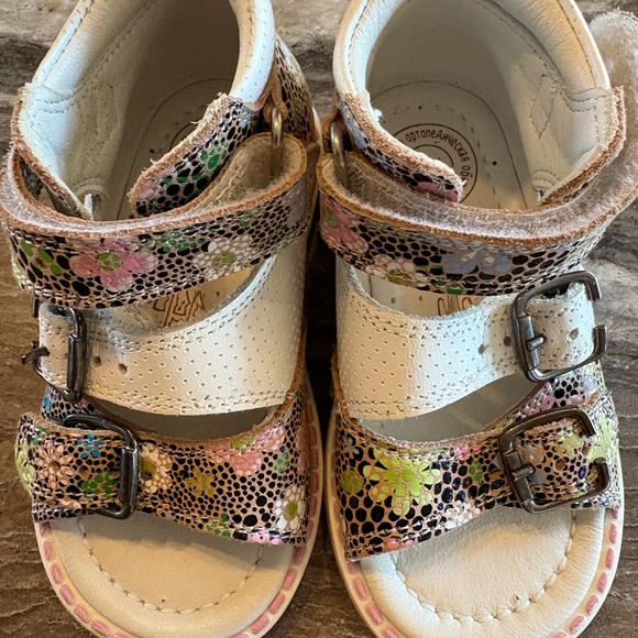 NWOT Rabbit Orthopedic Floral Sandals - Picture 8 of 8